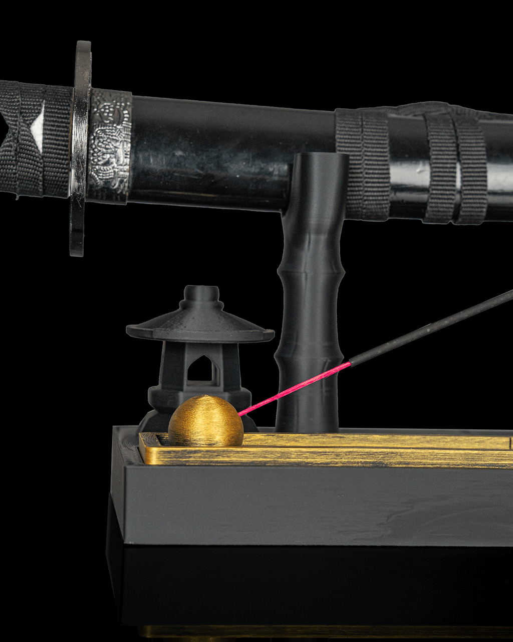 Blade Altar — support katana avec espace pour encens, vue 3