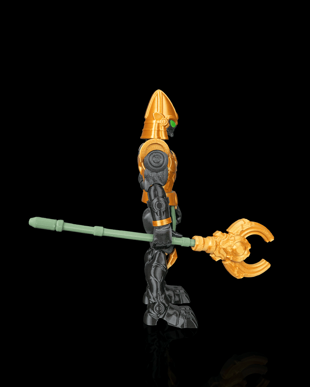 Mecha Osiris — figurine articulée noire et dorée aux détails verts, vue 3