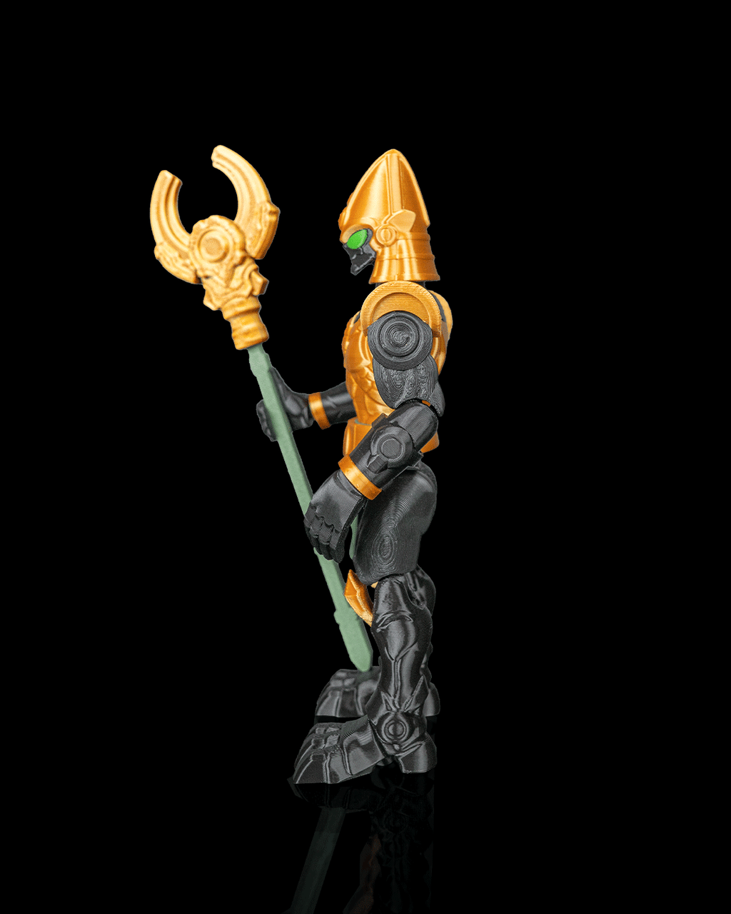 Mecha Osiris — figurine articulée noire et dorée aux détails verts, vue 5