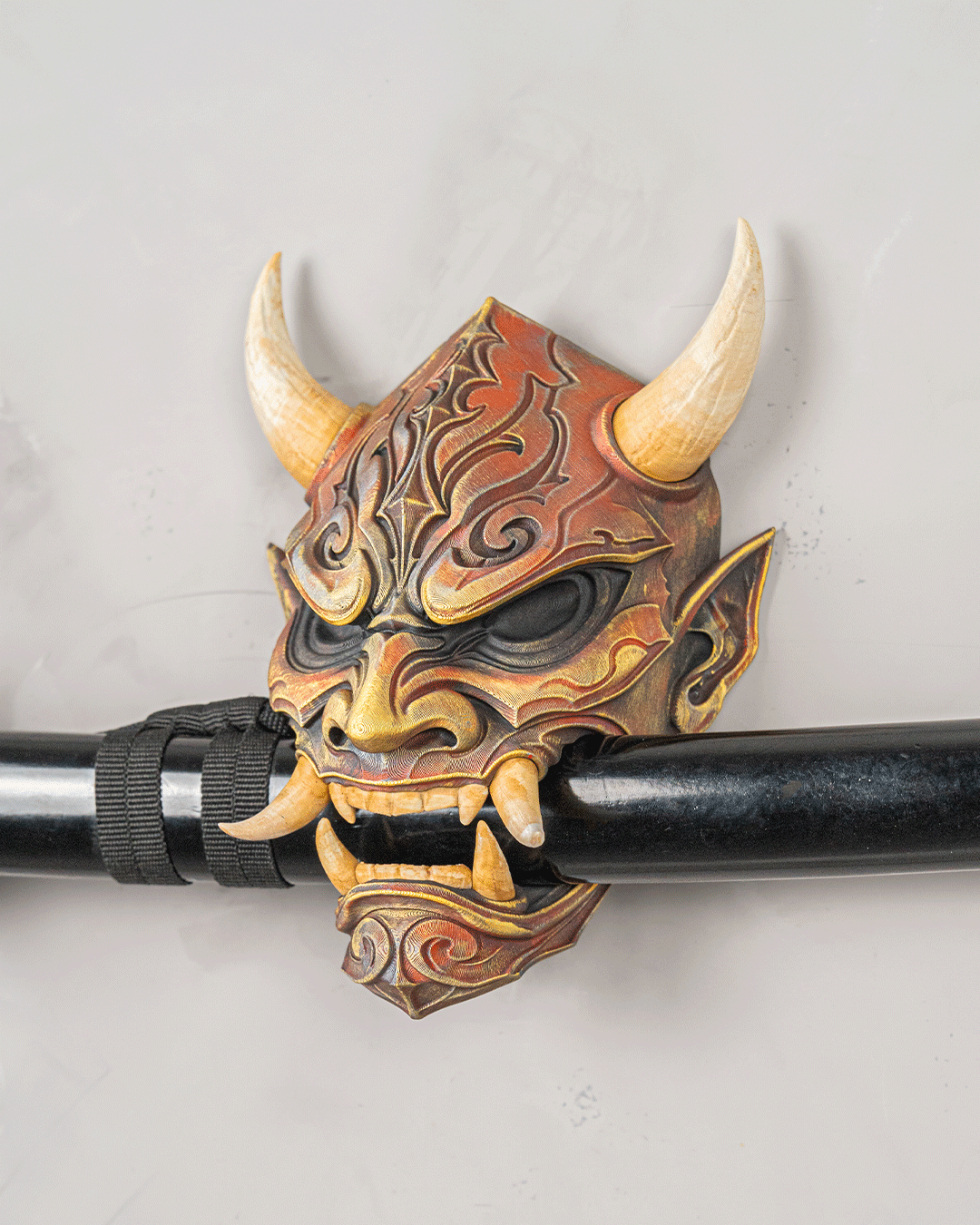 Oni Mask — présentation peinte illustrative, non fournie